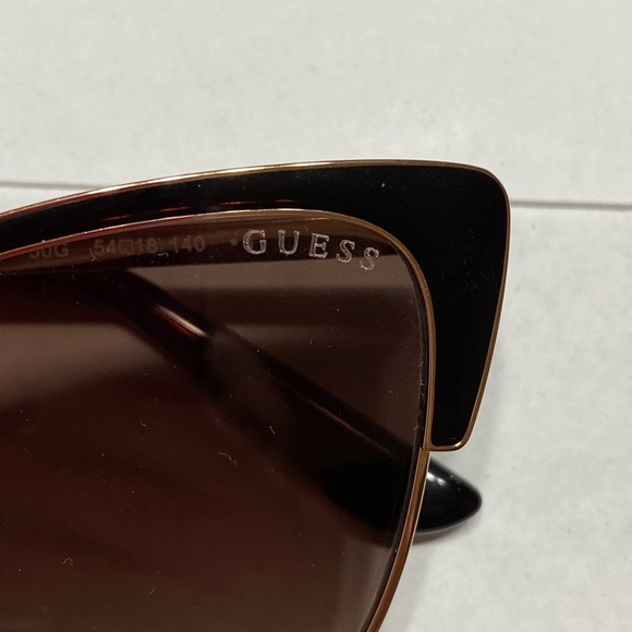 Brand New Guess Sunglasses.​ - Picture 3 of 5